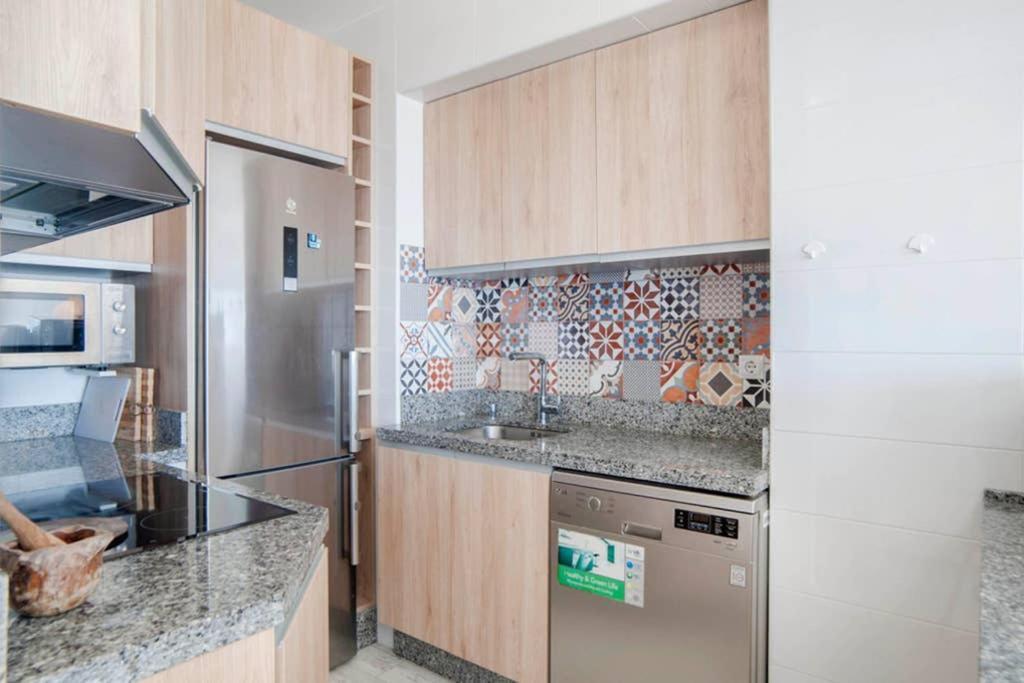021 - Wonderful Beachfront Apartment With Stunning Sea Views Benalmádena Eksteriør billede