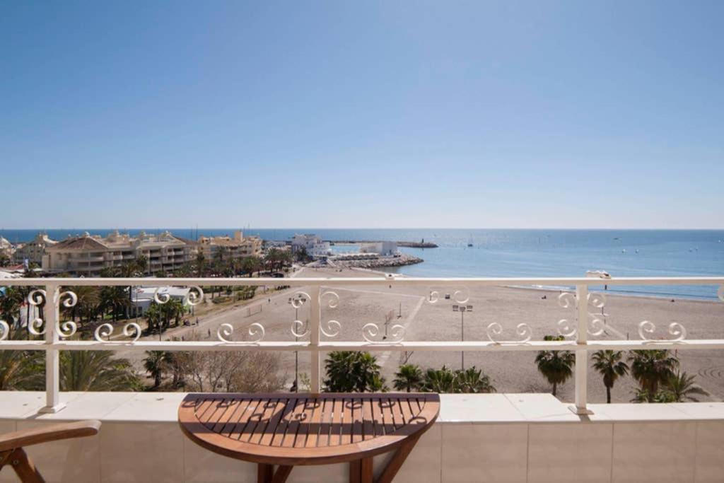 021 - Wonderful Beachfront Apartment With Stunning Sea Views Benalmádena Eksteriør billede