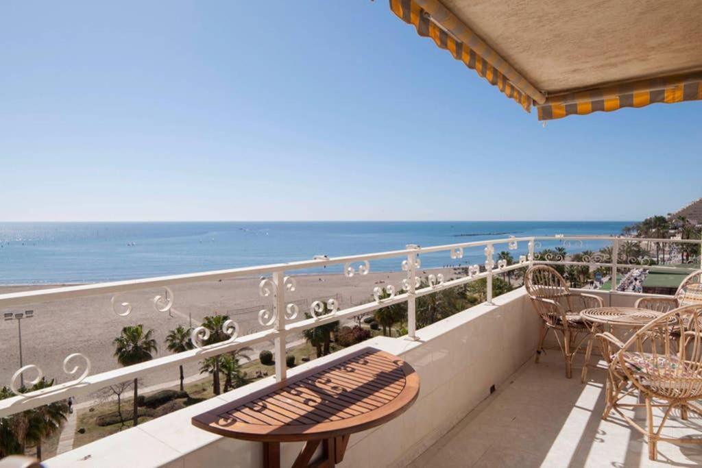 021 - Wonderful Beachfront Apartment With Stunning Sea Views Benalmádena Eksteriør billede