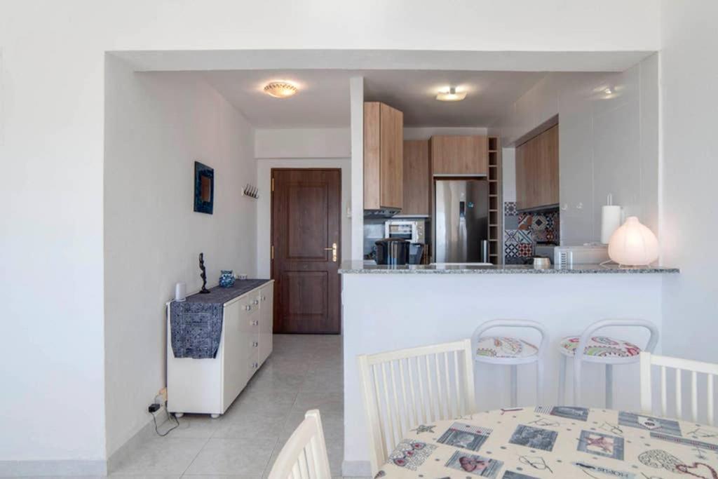 021 - Wonderful Beachfront Apartment With Stunning Sea Views Benalmádena Eksteriør billede