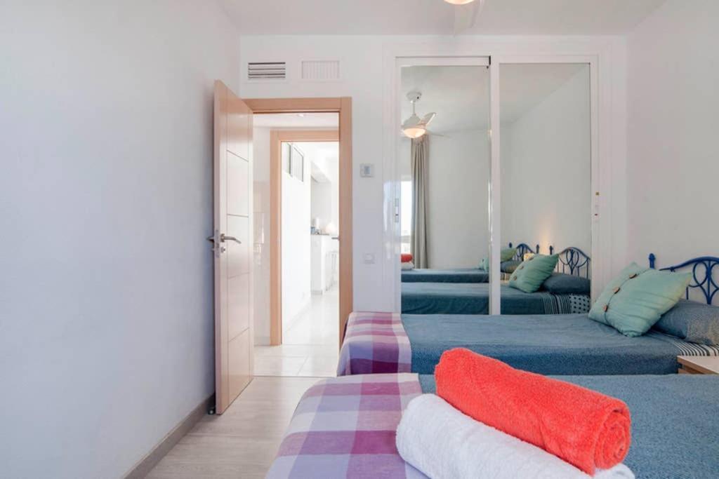 021 - Wonderful Beachfront Apartment With Stunning Sea Views Benalmádena Eksteriør billede