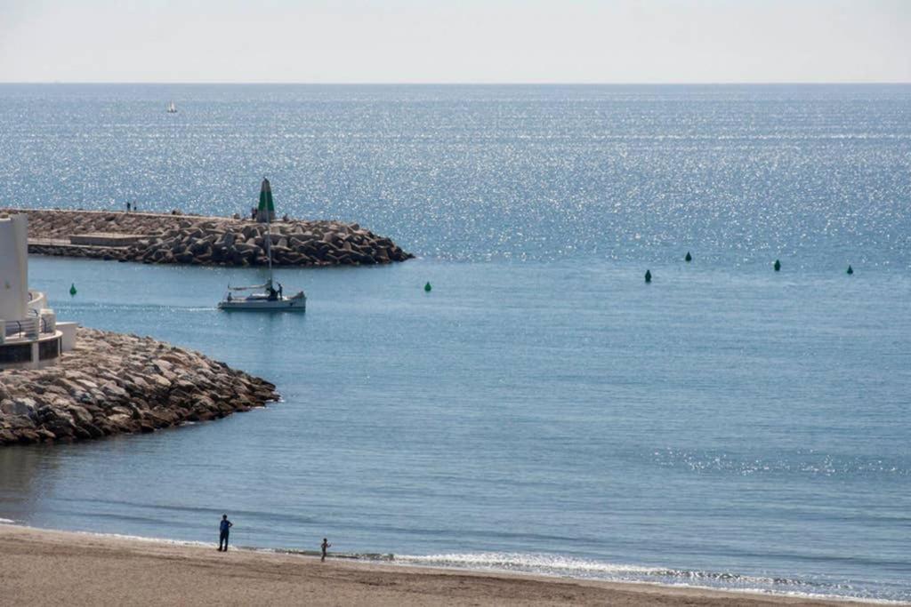 021 - Wonderful Beachfront Apartment With Stunning Sea Views Benalmádena Eksteriør billede