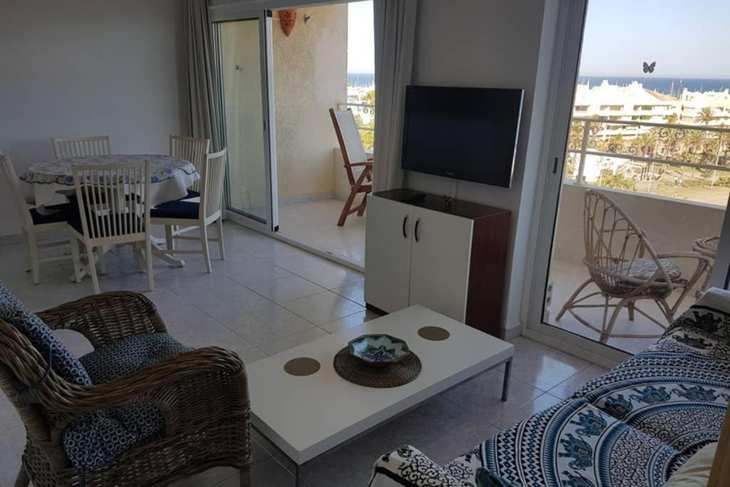 021 - Wonderful Beachfront Apartment With Stunning Sea Views Benalmádena Eksteriør billede