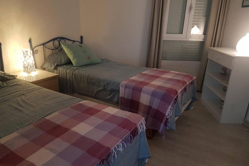 021 - Wonderful Beachfront Apartment With Stunning Sea Views Benalmádena Eksteriør billede